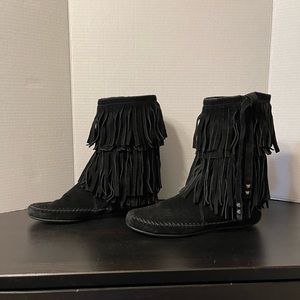 Juicy Couture womens black suede moccasin boots with fringe